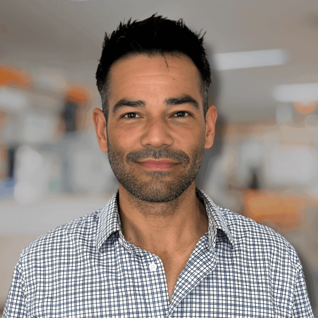 Corporate business headshot profile of lending consultant Ricardo Rodriguez.